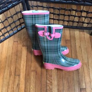 Puddle-jumping rainboots
